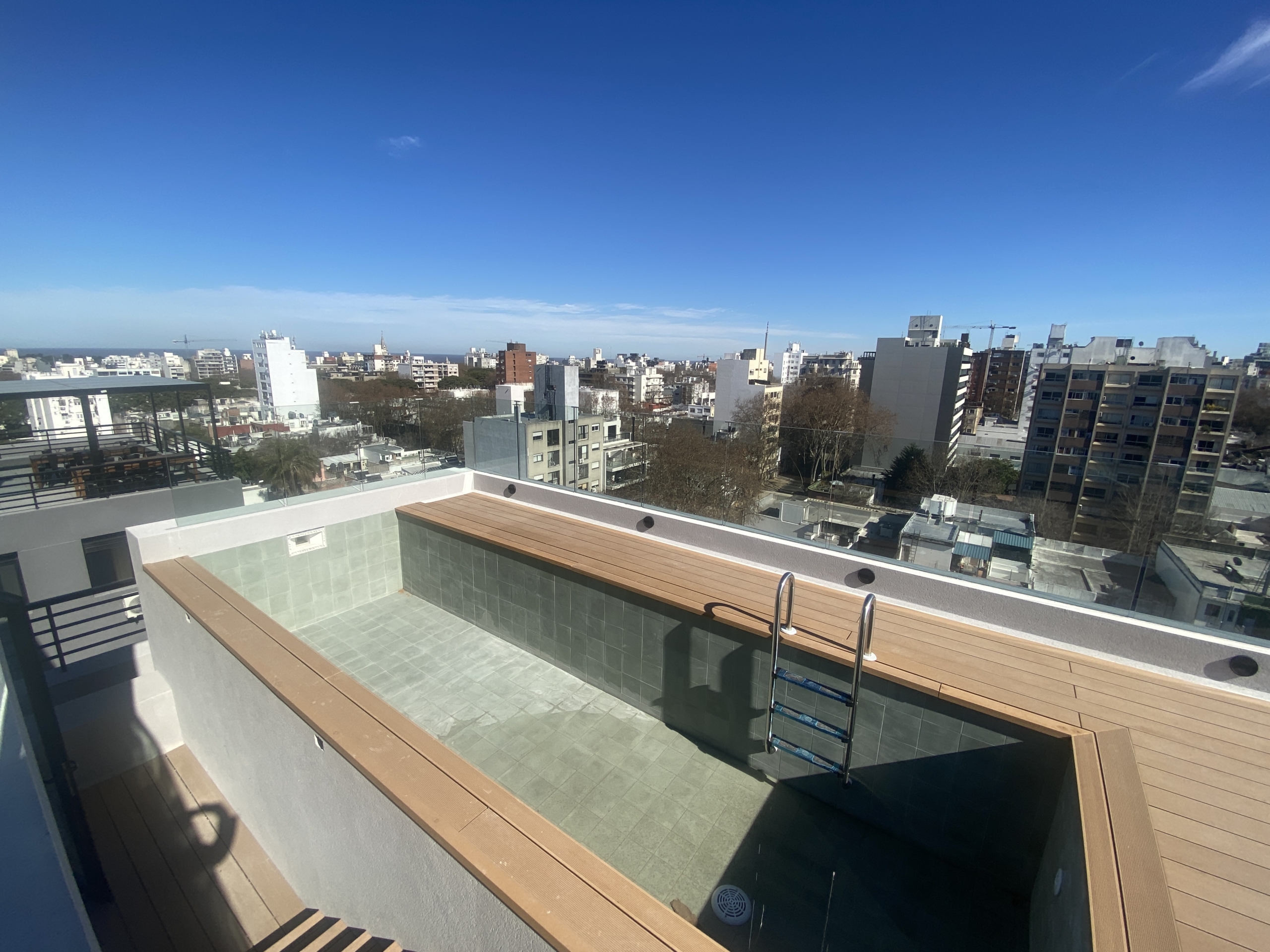 Met Rodó, servicios, piscina2