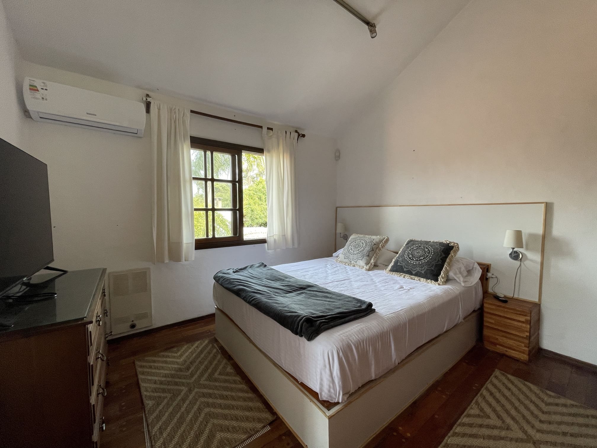 Espectacular casa en Playa Mansa Punta Del Este, 6 dormitorios, amplio jardín