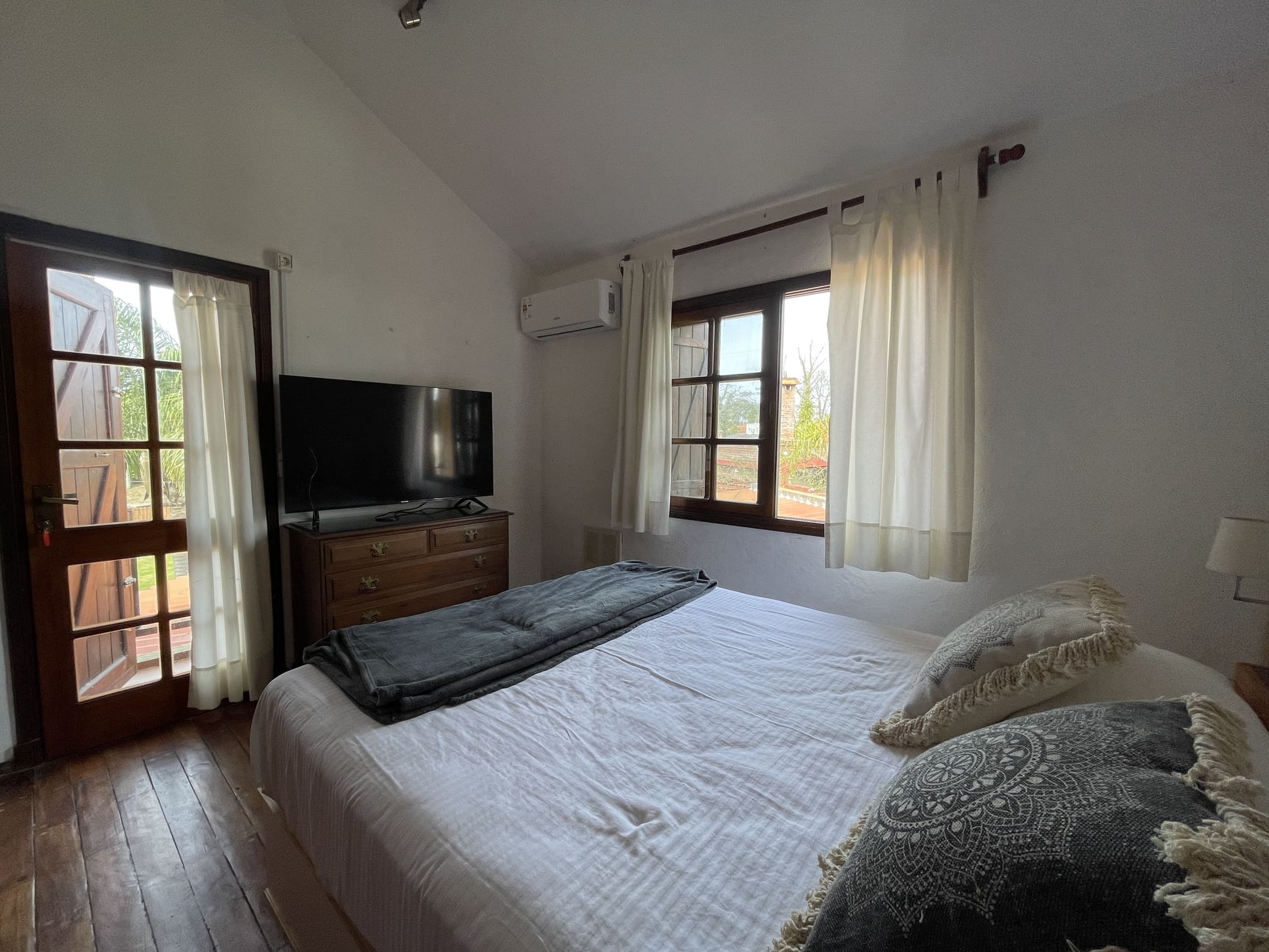 Espectacular casa en Playa Mansa Punta Del Este, 6 dormitorios, amplio jardín