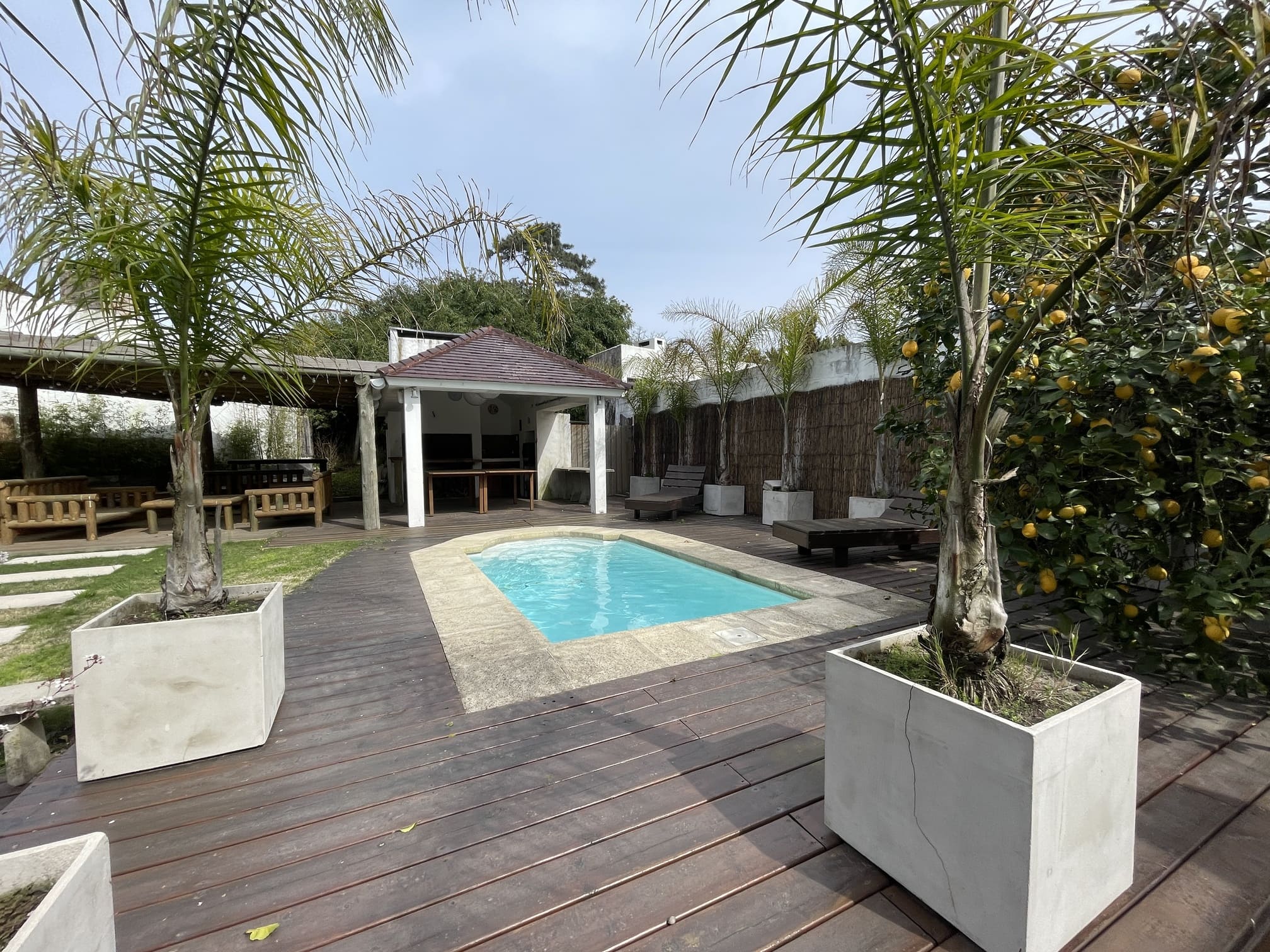 Espectacular casa en Playa Mansa Punta Del Este, 6 dormitorios, amplio jardín