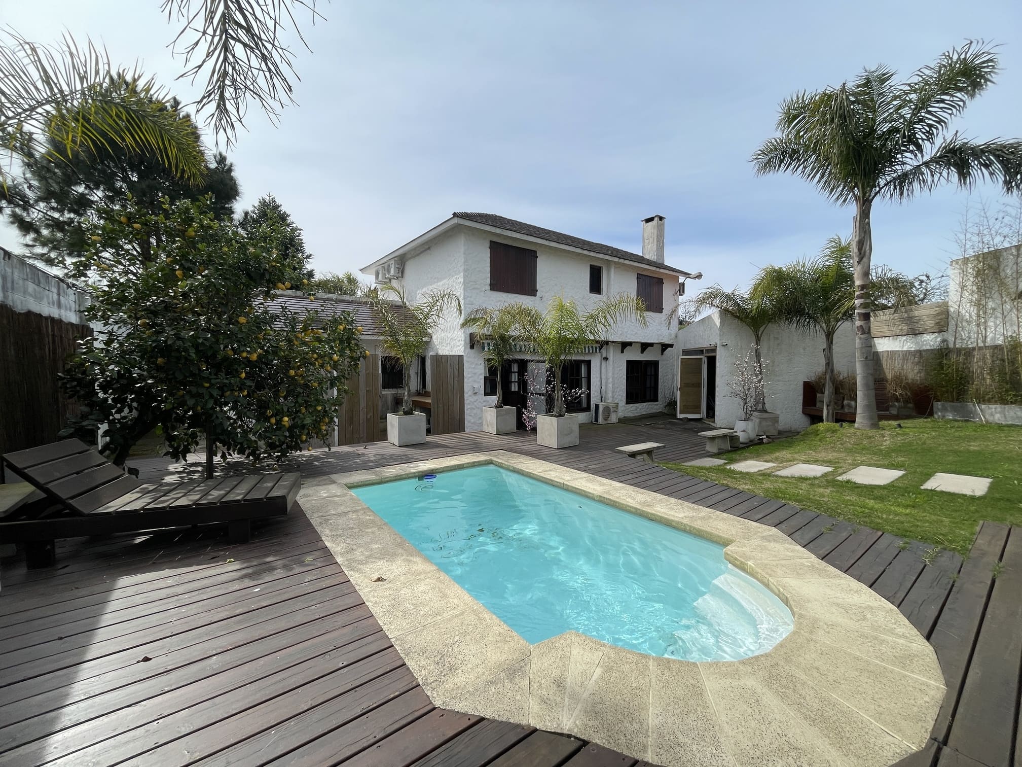 Espectacular casa en Playa Mansa Punta Del Este, 6 dormitorios, amplio jardín