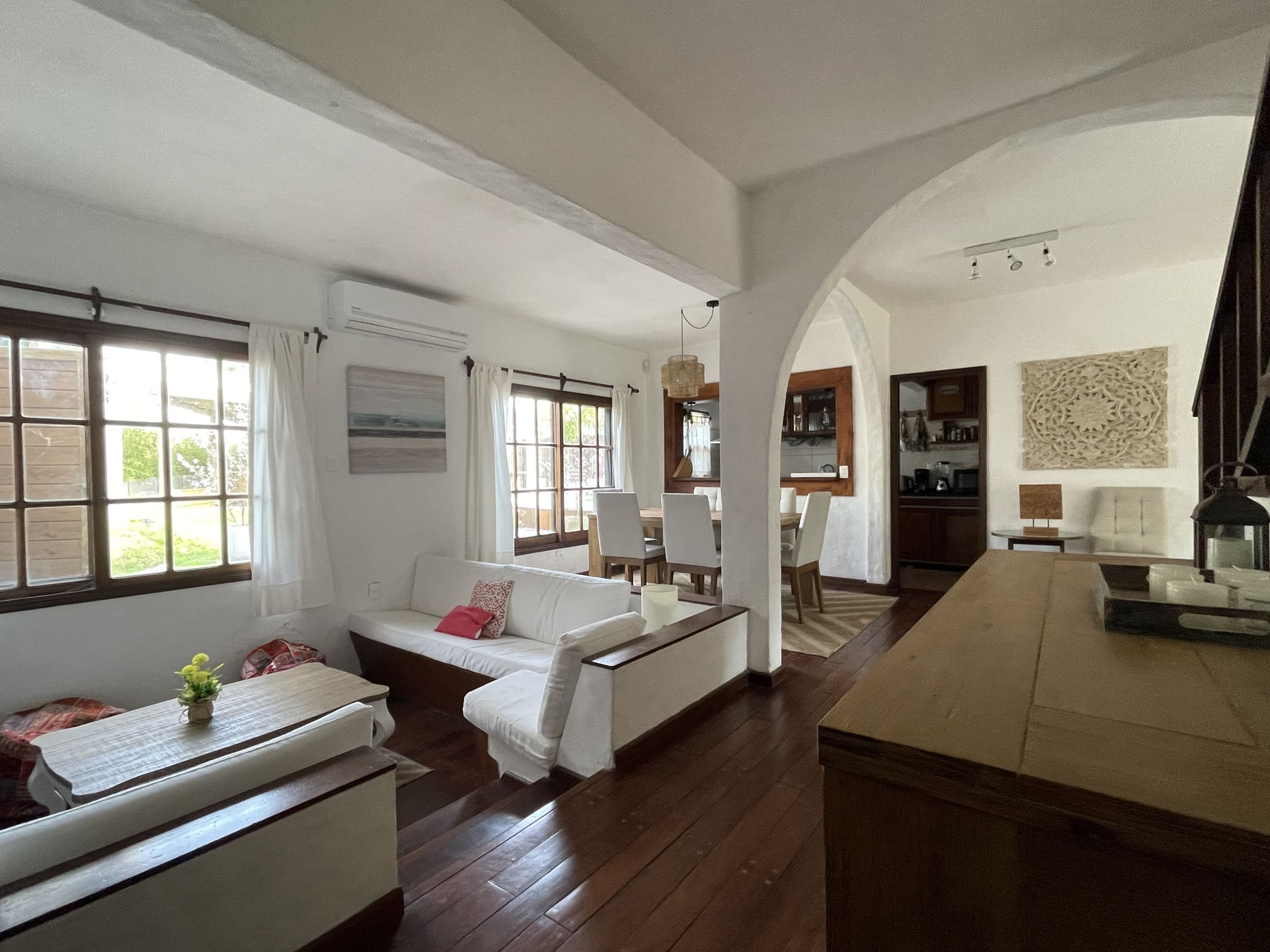 Espectacular casa en Playa Mansa Punta Del Este, 6 dormitorios, amplio jardín