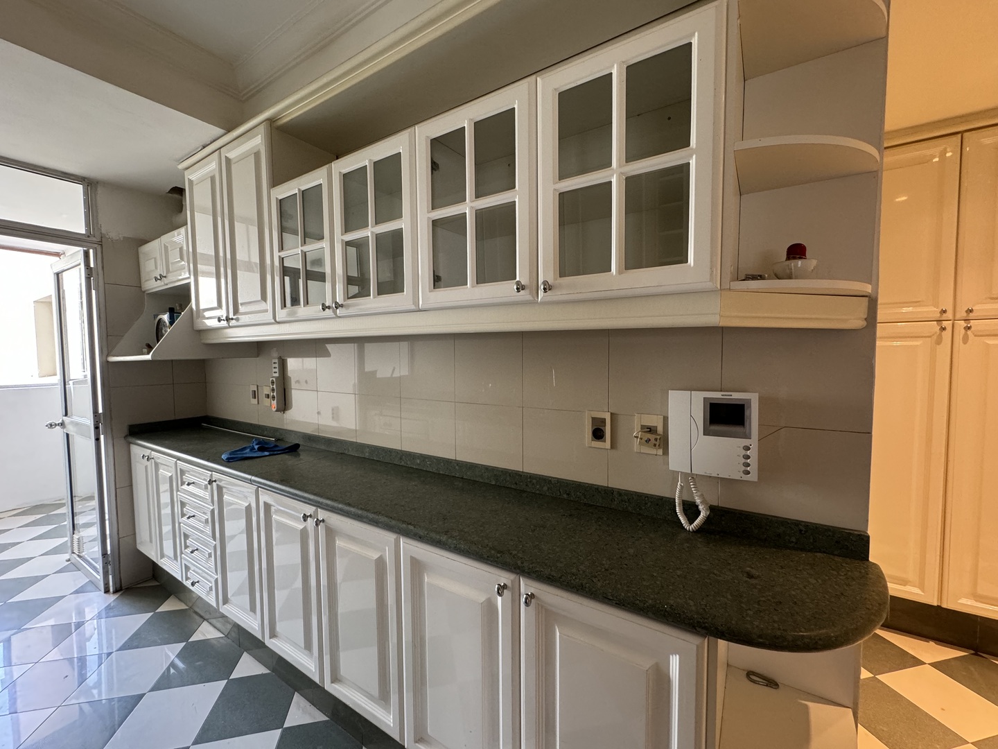 EXCLUSIVO apartamento con vista panorámica en la Rambla de Pocitos.