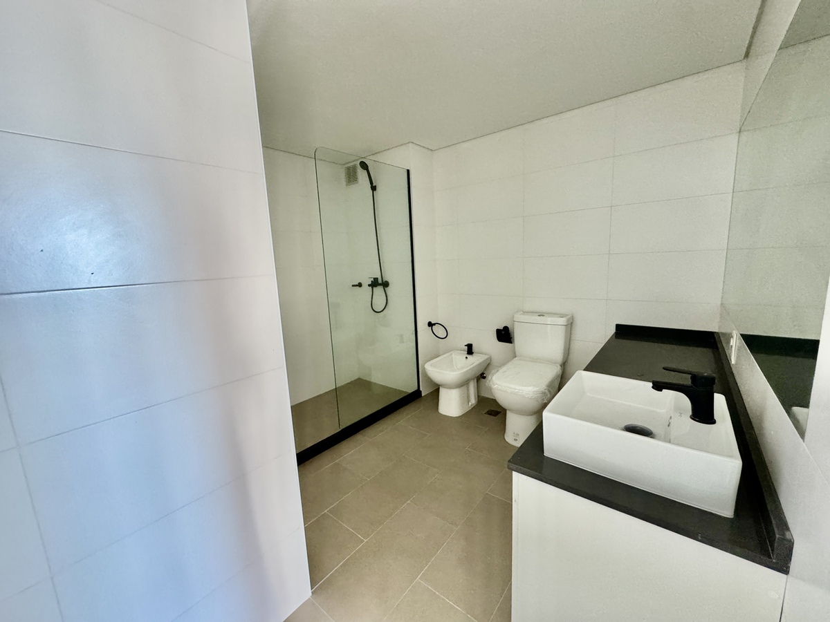 Alquiler Pocitos a estrenar, baño Increíble apartamento con gran metraje en Pocitos, a estrenar.