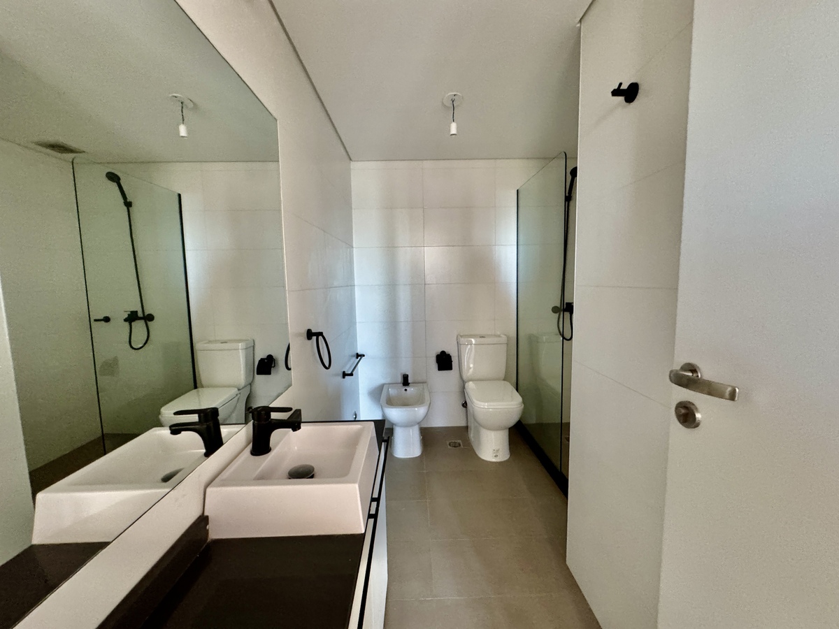 Alquiler Pocitos a estrenar, baño5 Increíble apartamento con gran metraje en Pocitos, a estrenar.