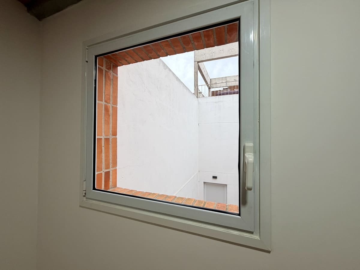 Casa, Parque Rodó, ventanal2 Casa PH Nueva en Venta en Parque Rodó | Dúplex de 2 Dormitorios con Gran Terraza y Parrillero