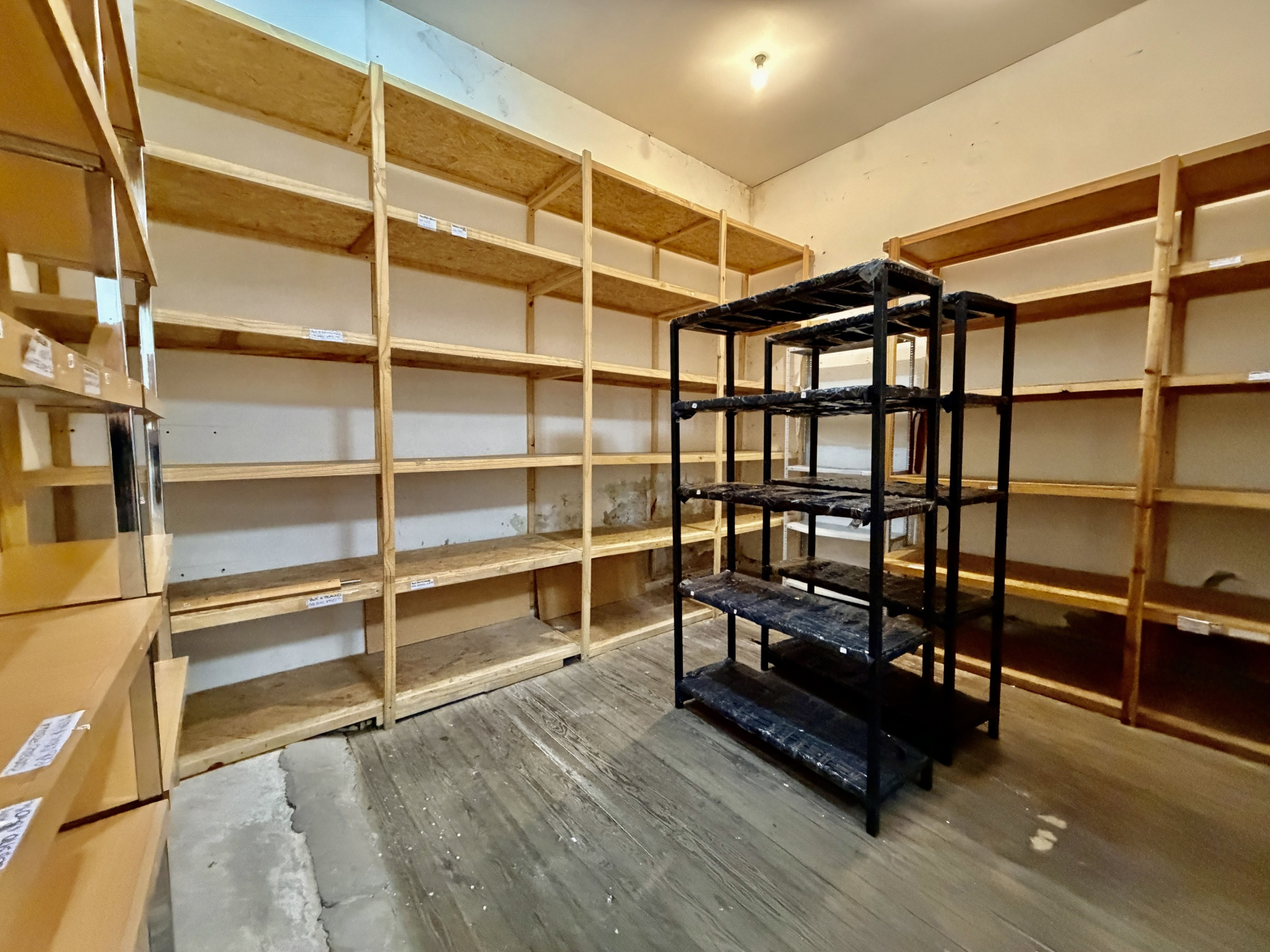 Local Barrio De Los Judios en Alquiler – 2 plantas – Amplio Local Comercial PH con Vidriera