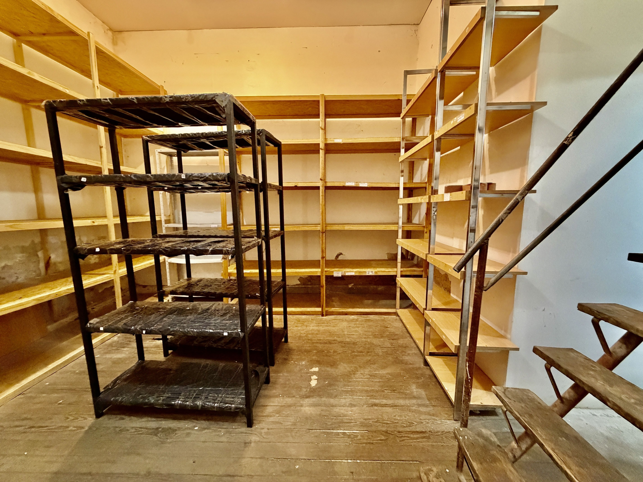 Local Barrio De Los Judios en Alquiler – 2 plantas – Amplio Local Comercial PH con Vidriera