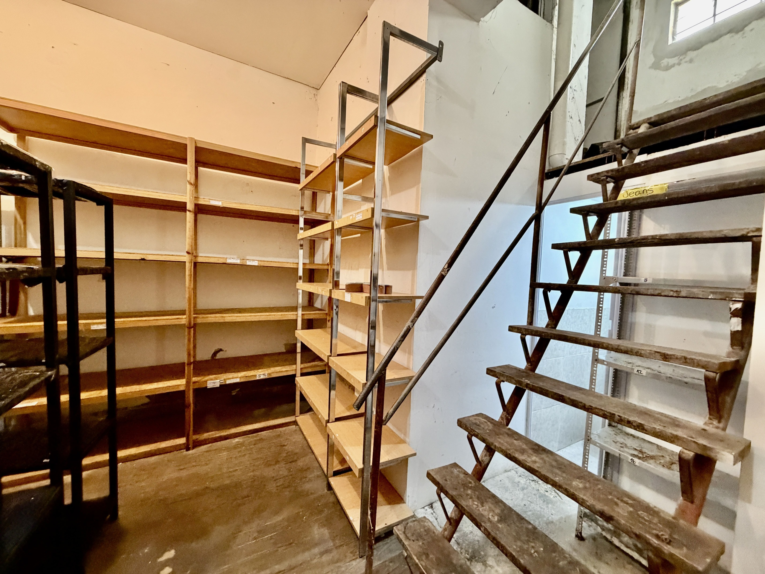 Local Barrio De Los Judios en Alquiler – 2 plantas – Amplio Local Comercial PH con Vidriera