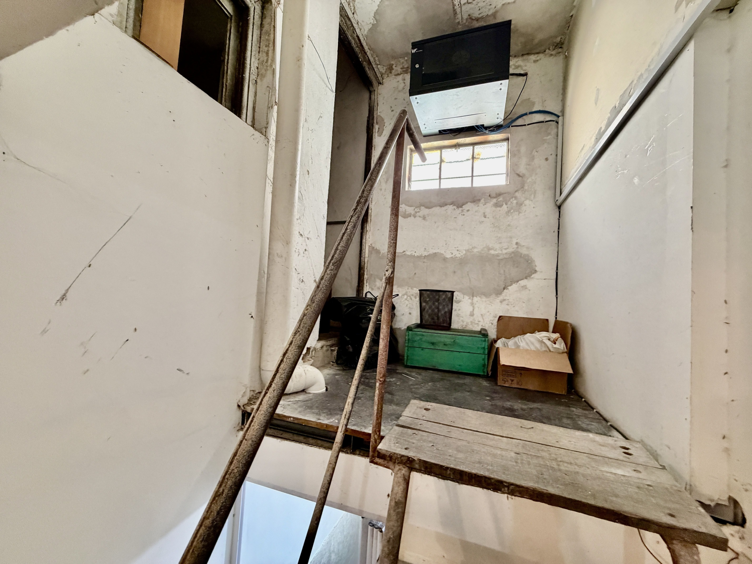 Local Barrio De Los Judios en Alquiler – 2 plantas – Amplio Local Comercial PH con Vidriera