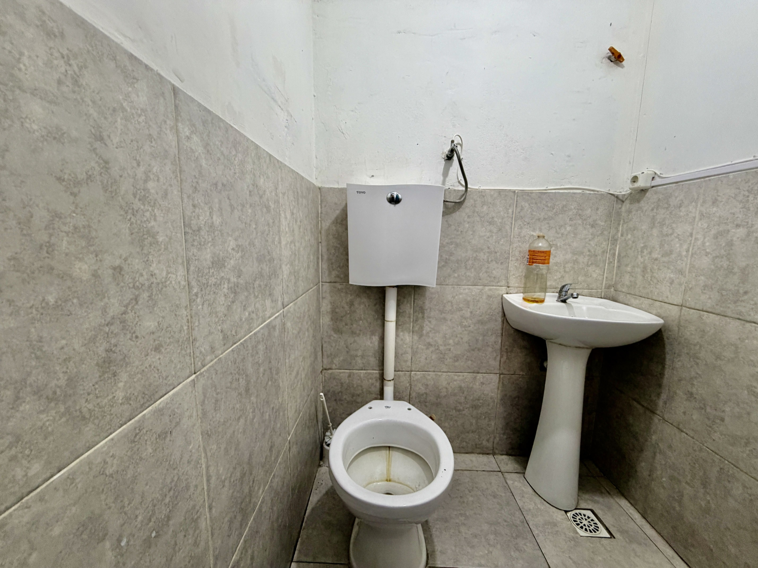 Local Barrio De Los Judios en Alquiler – 2 plantas – Amplio Local Comercial PH con Vidriera