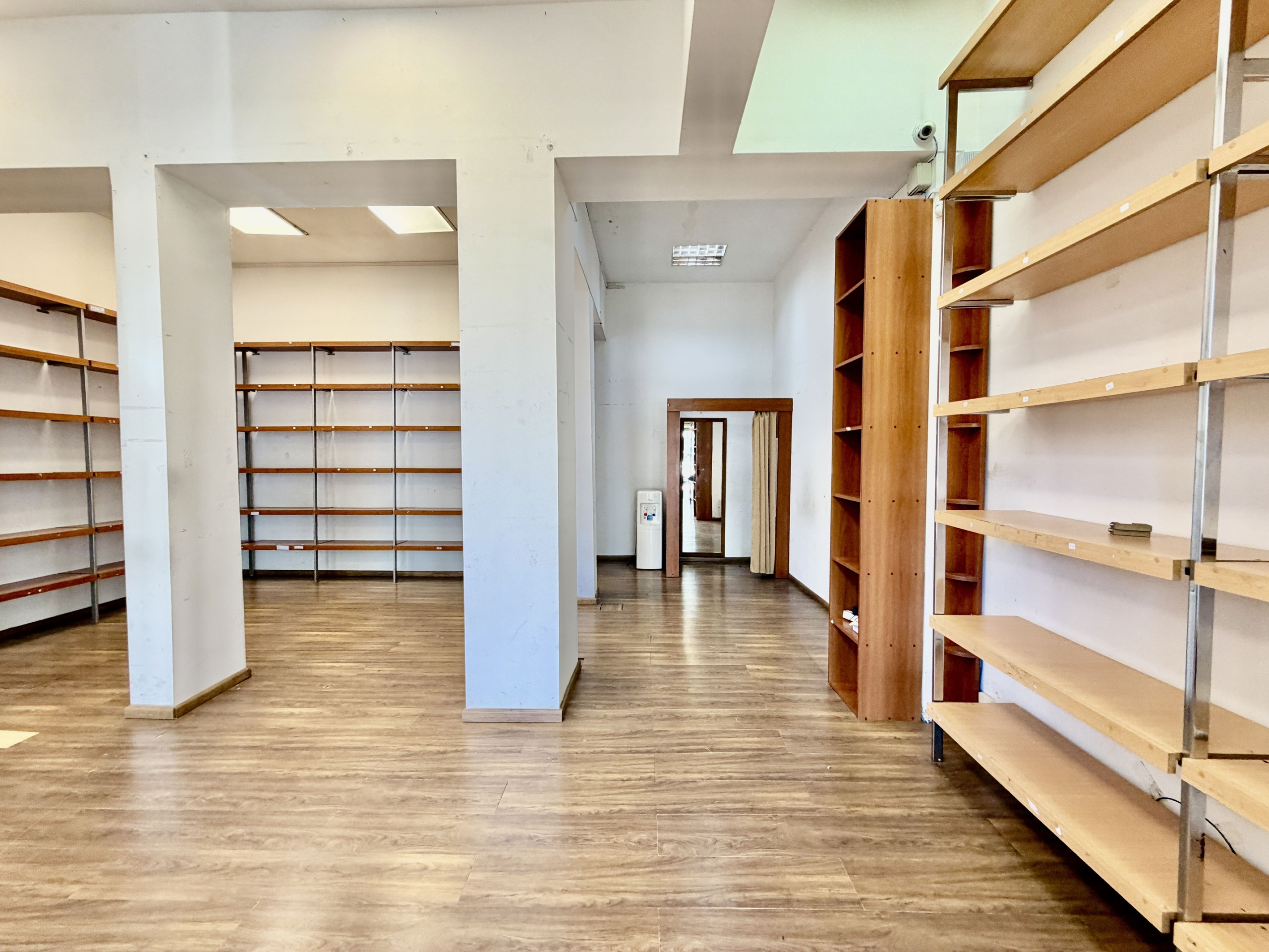Local Barrio De Los Judios en Alquiler – 2 plantas – Amplio Local Comercial PH con Vidriera