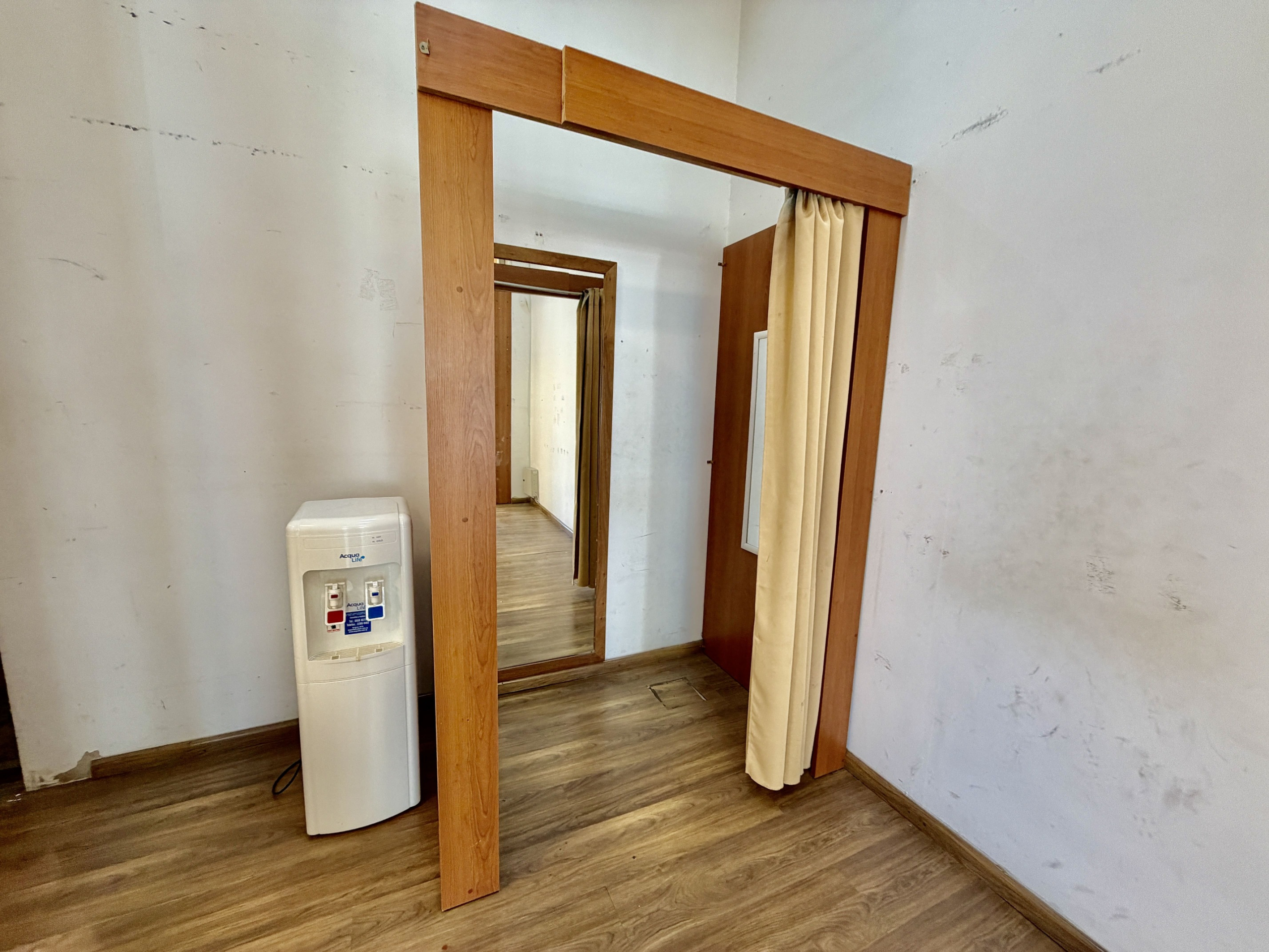 Local Barrio De Los Judios en Alquiler – 2 plantas – Amplio Local Comercial PH con Vidriera