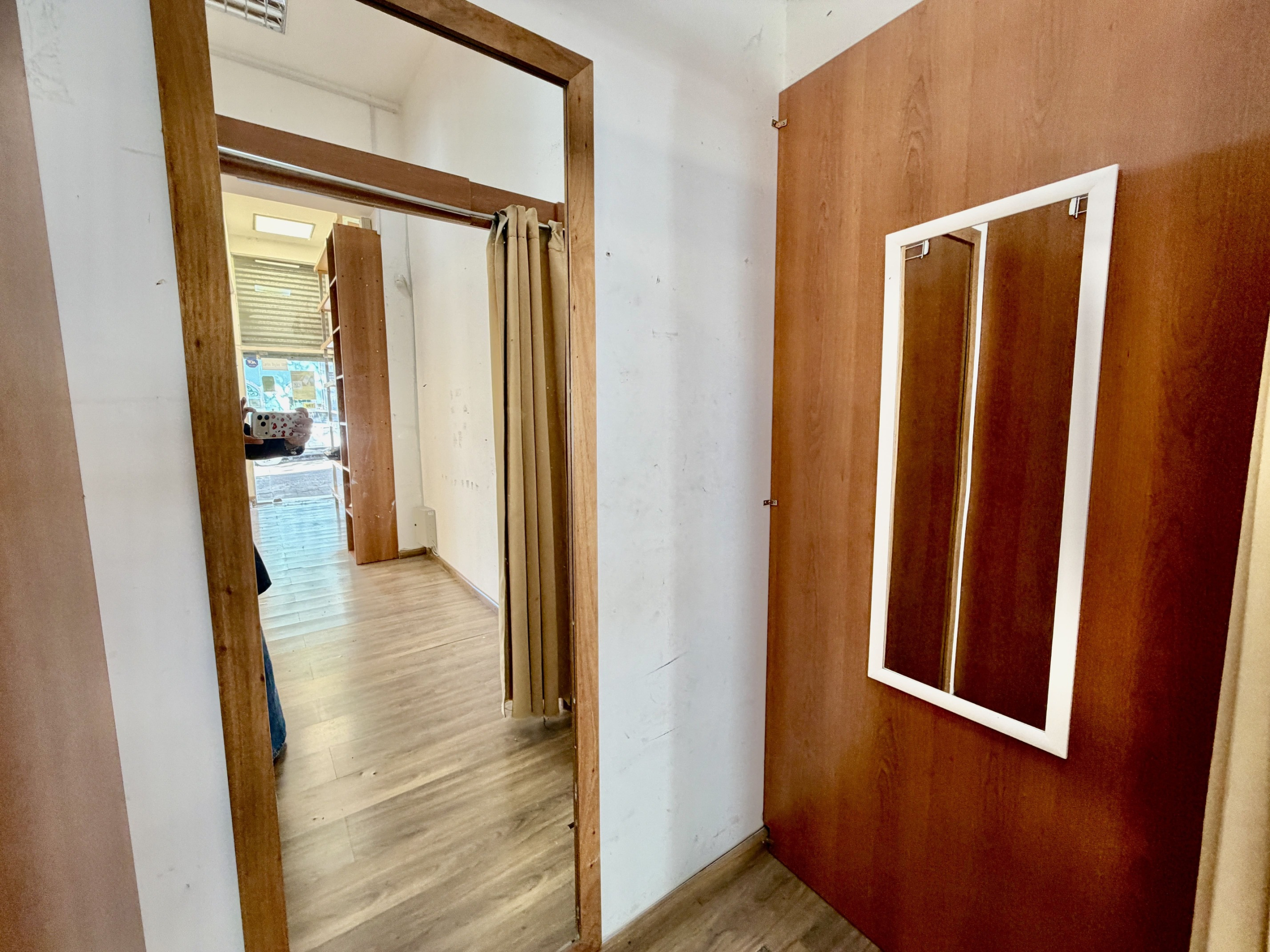 Local Barrio De Los Judios en Alquiler – 2 plantas – Amplio Local Comercial PH con Vidriera