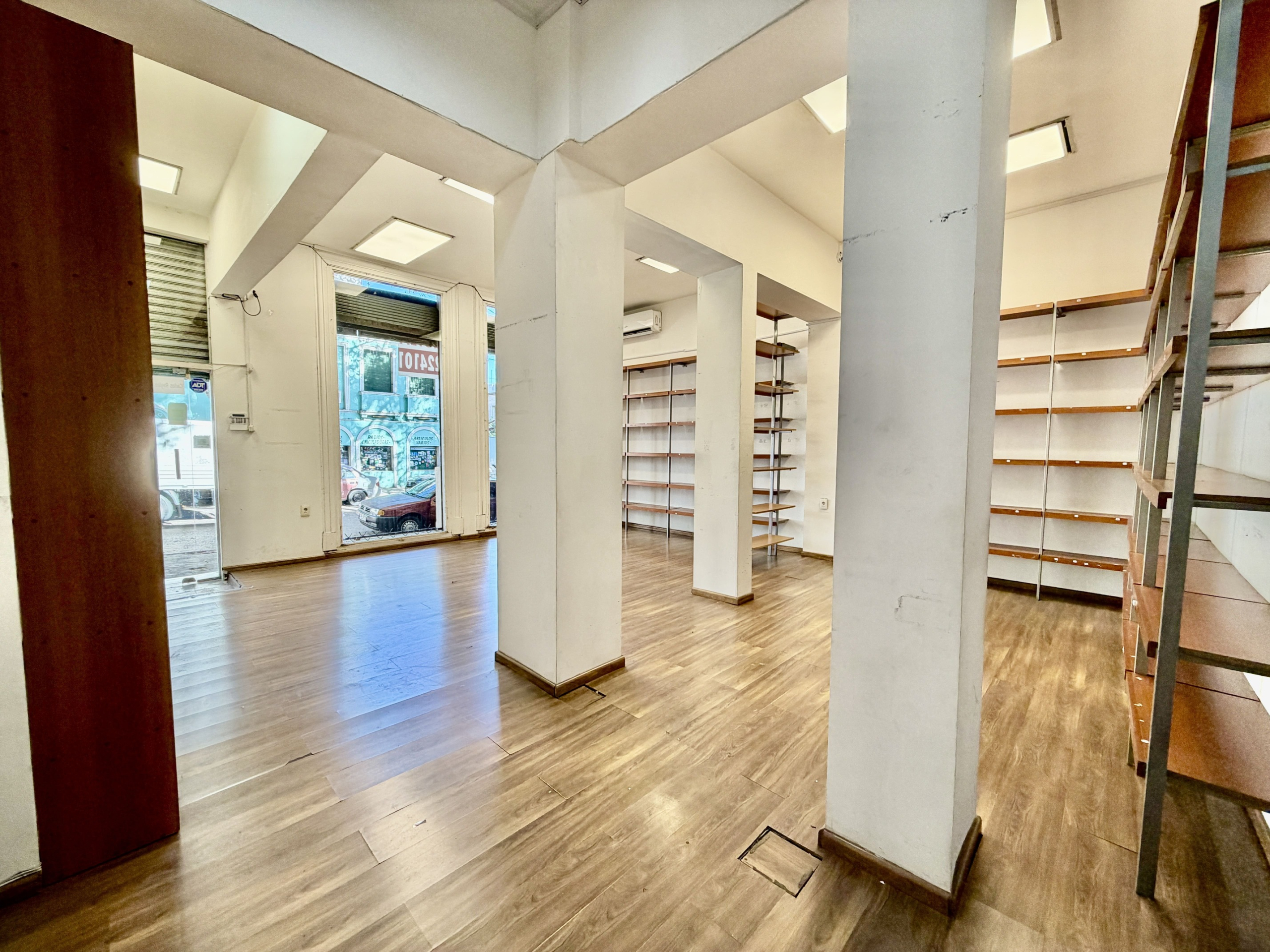 Local Barrio De Los Judios en Alquiler – 2 plantas – Amplio Local Comercial PH con Vidriera