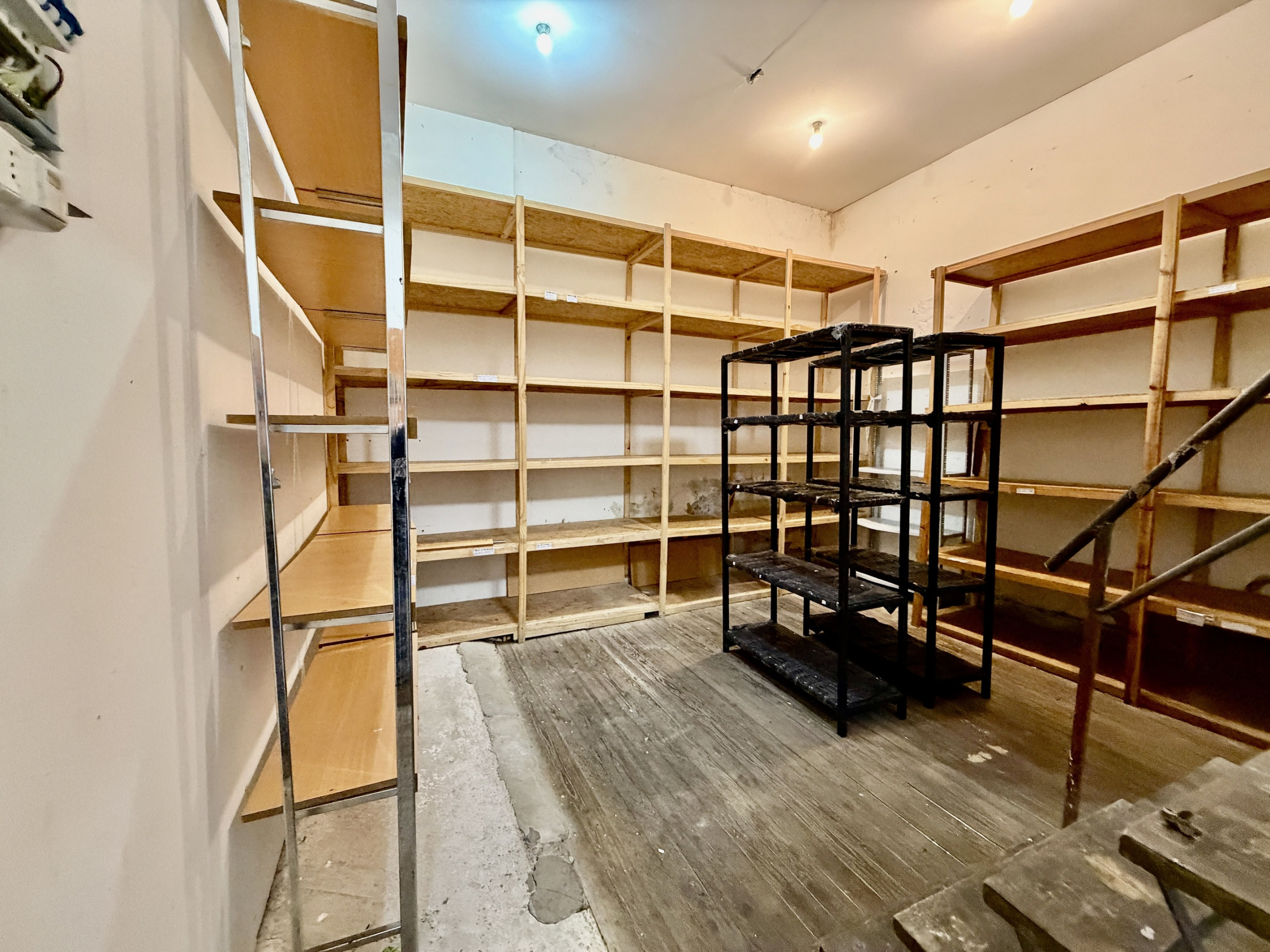 Local Barrio De Los Judios en Alquiler – 2 plantas – Amplio Local Comercial PH con Vidriera