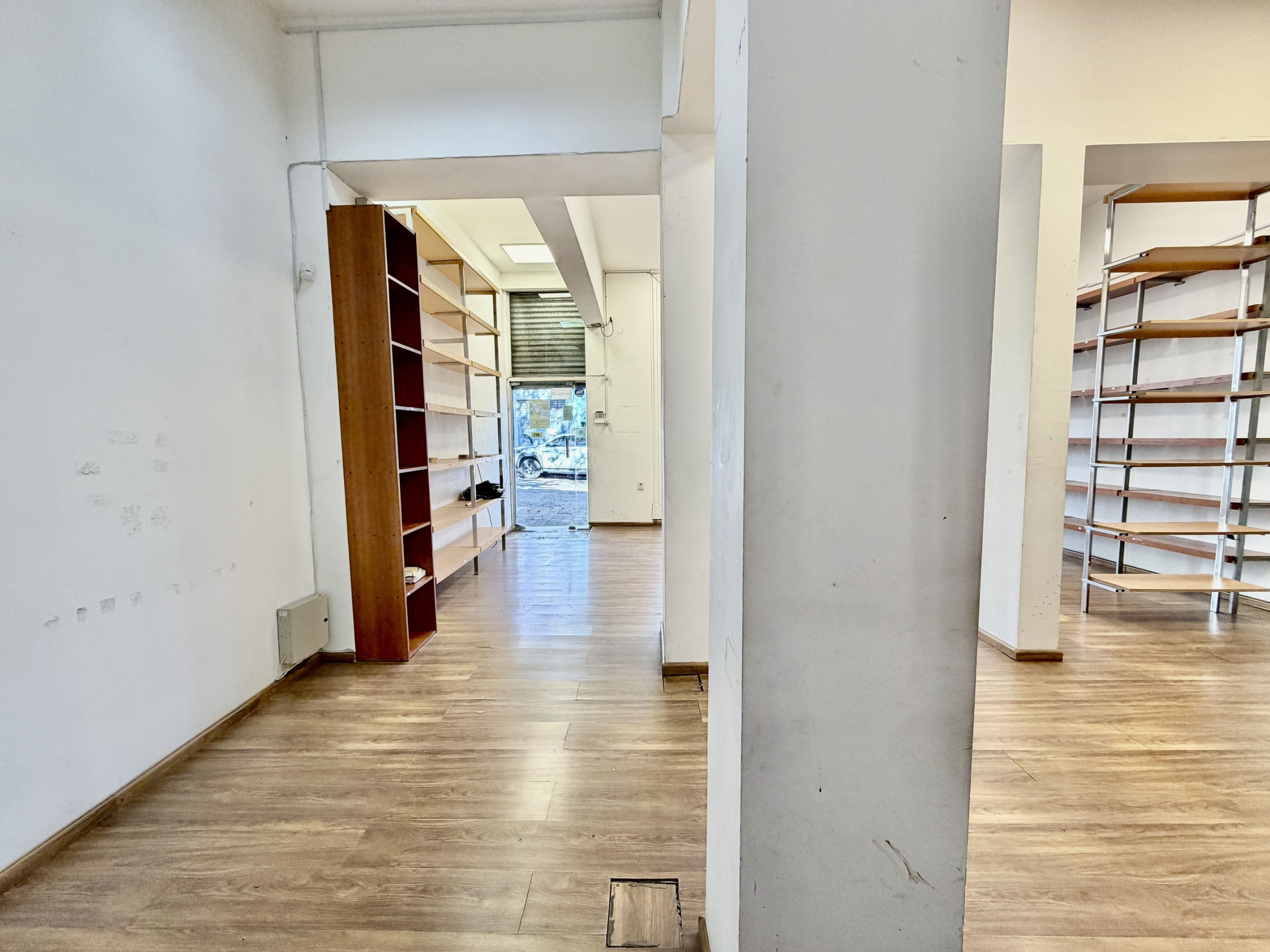 Local Barrio De Los Judios en Alquiler – 2 plantas – Amplio Local Comercial PH con Vidriera