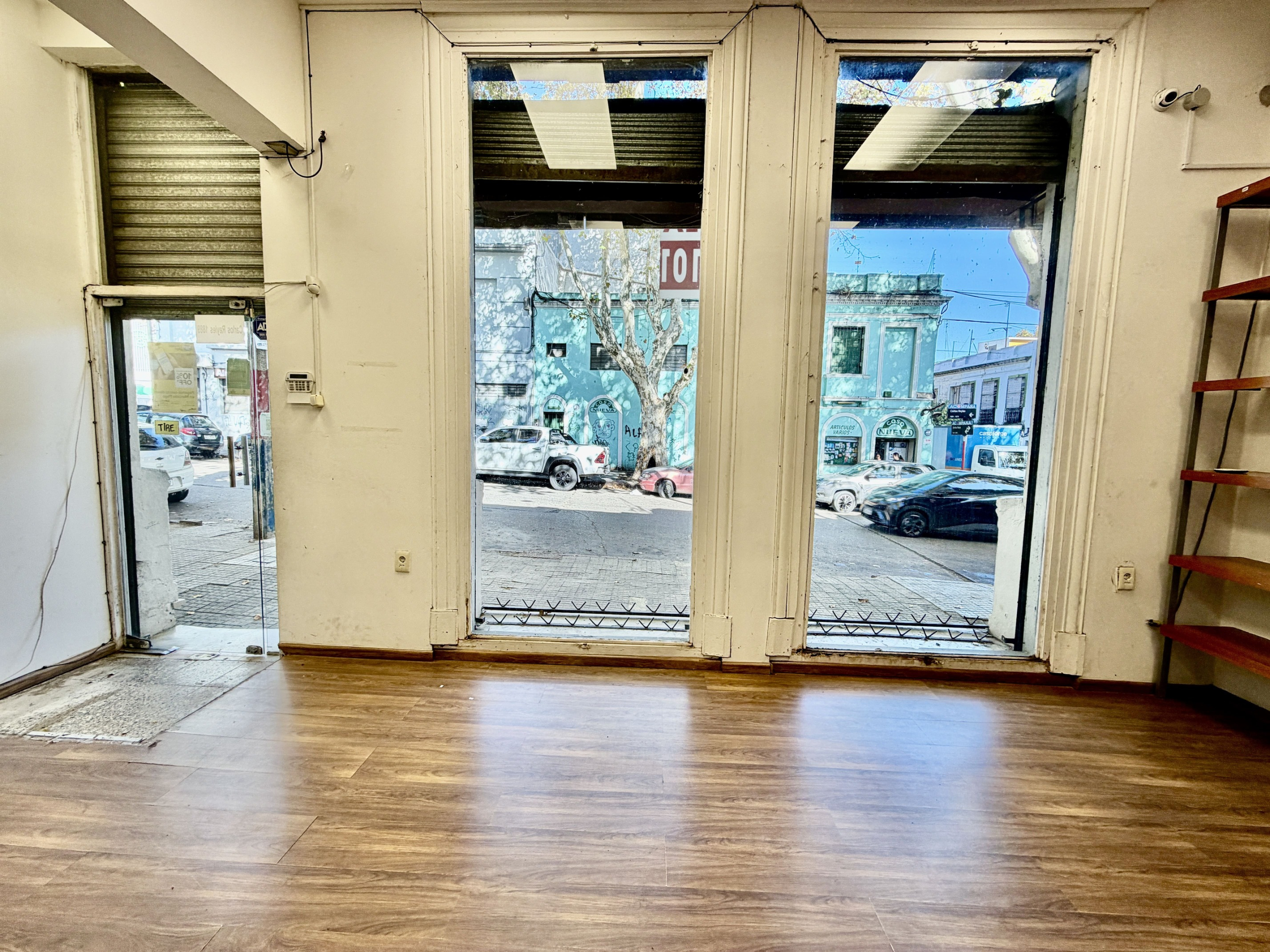 Local Barrio De Los Judios en Alquiler – 2 plantas – Amplio Local Comercial PH con Vidriera