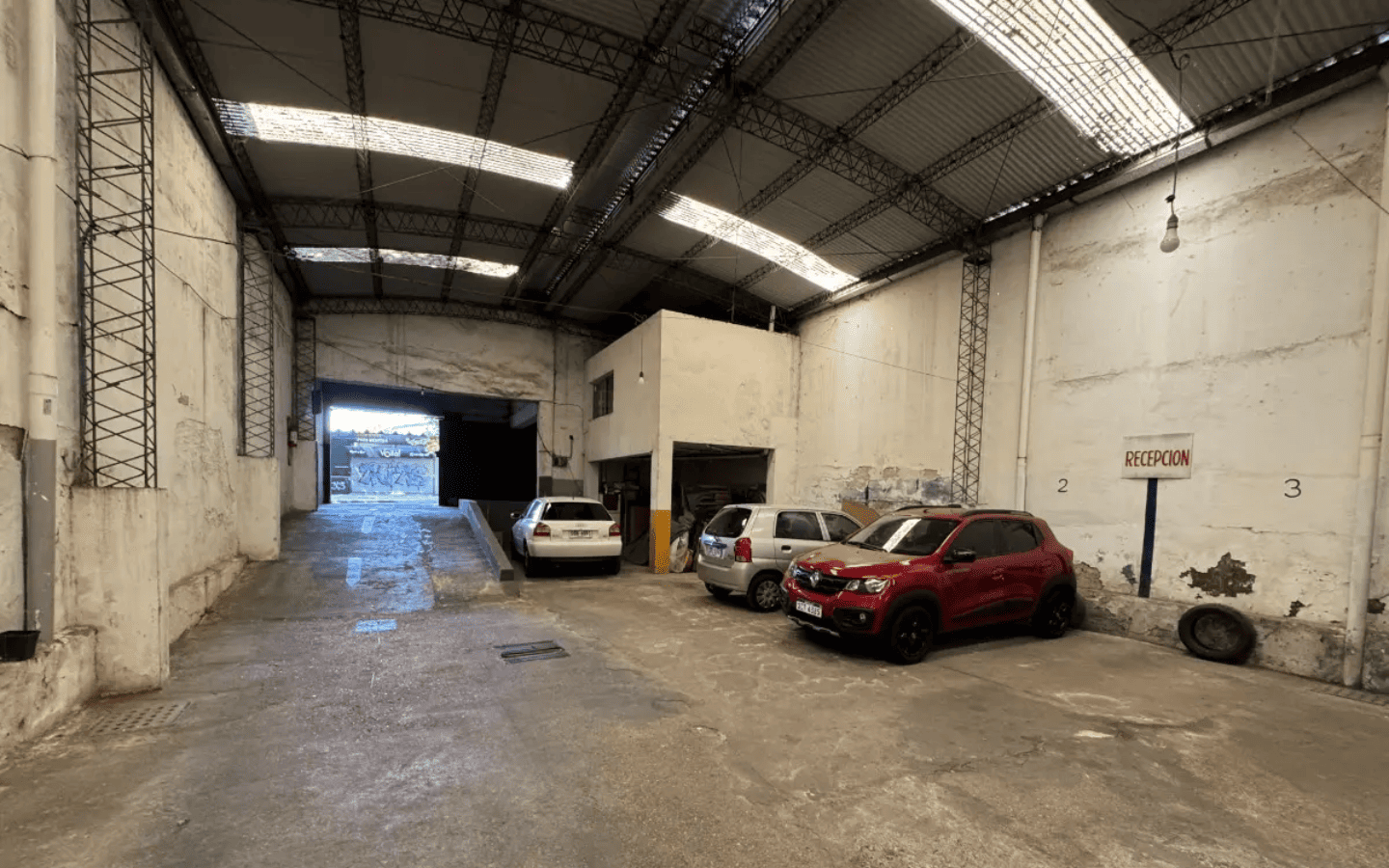 Venta de galpón con renta en Pocitos | Ideal para inversores y desarrolladores