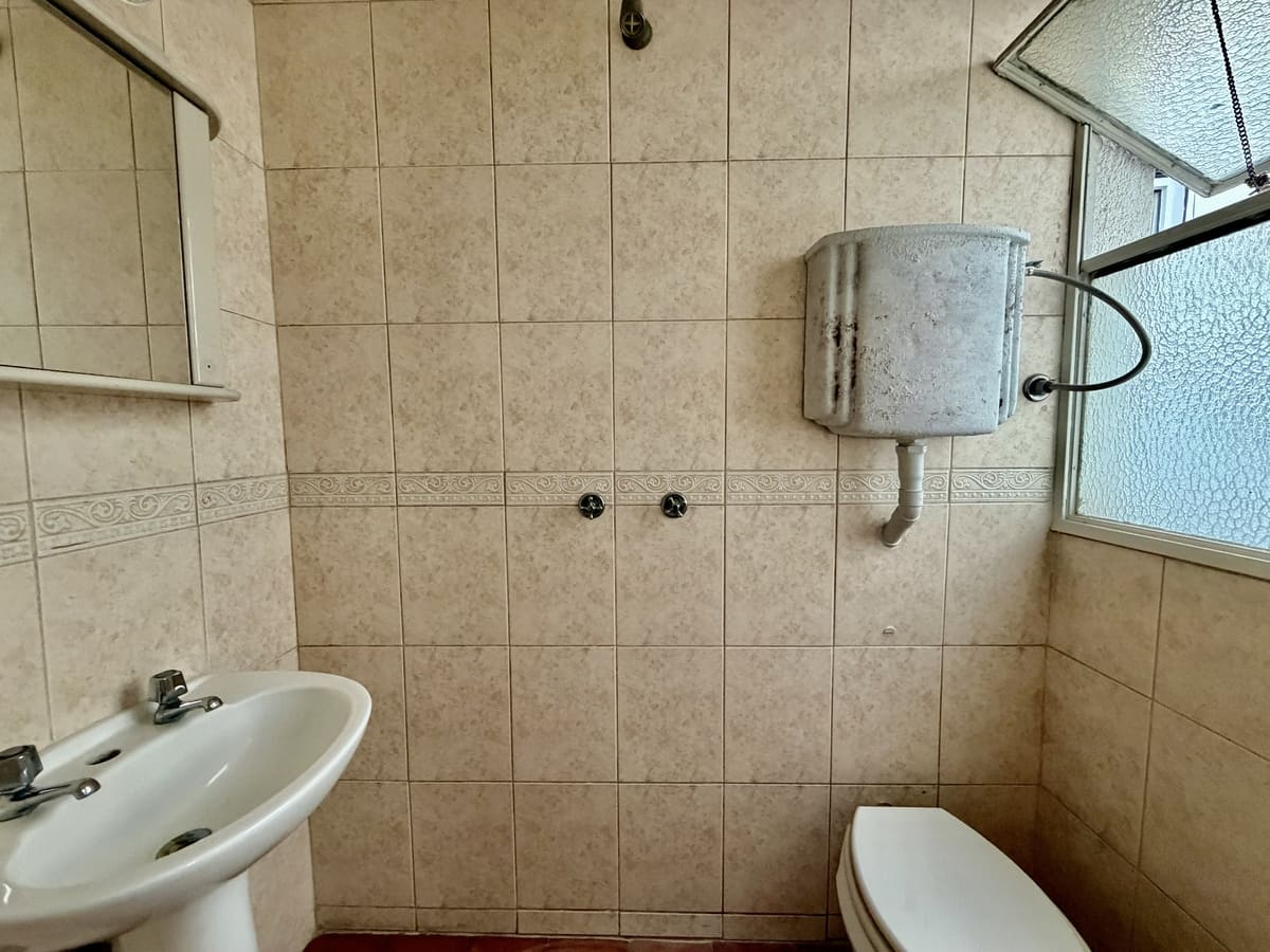 Venta, Pocitos, 3 dormitorios, baño servicio