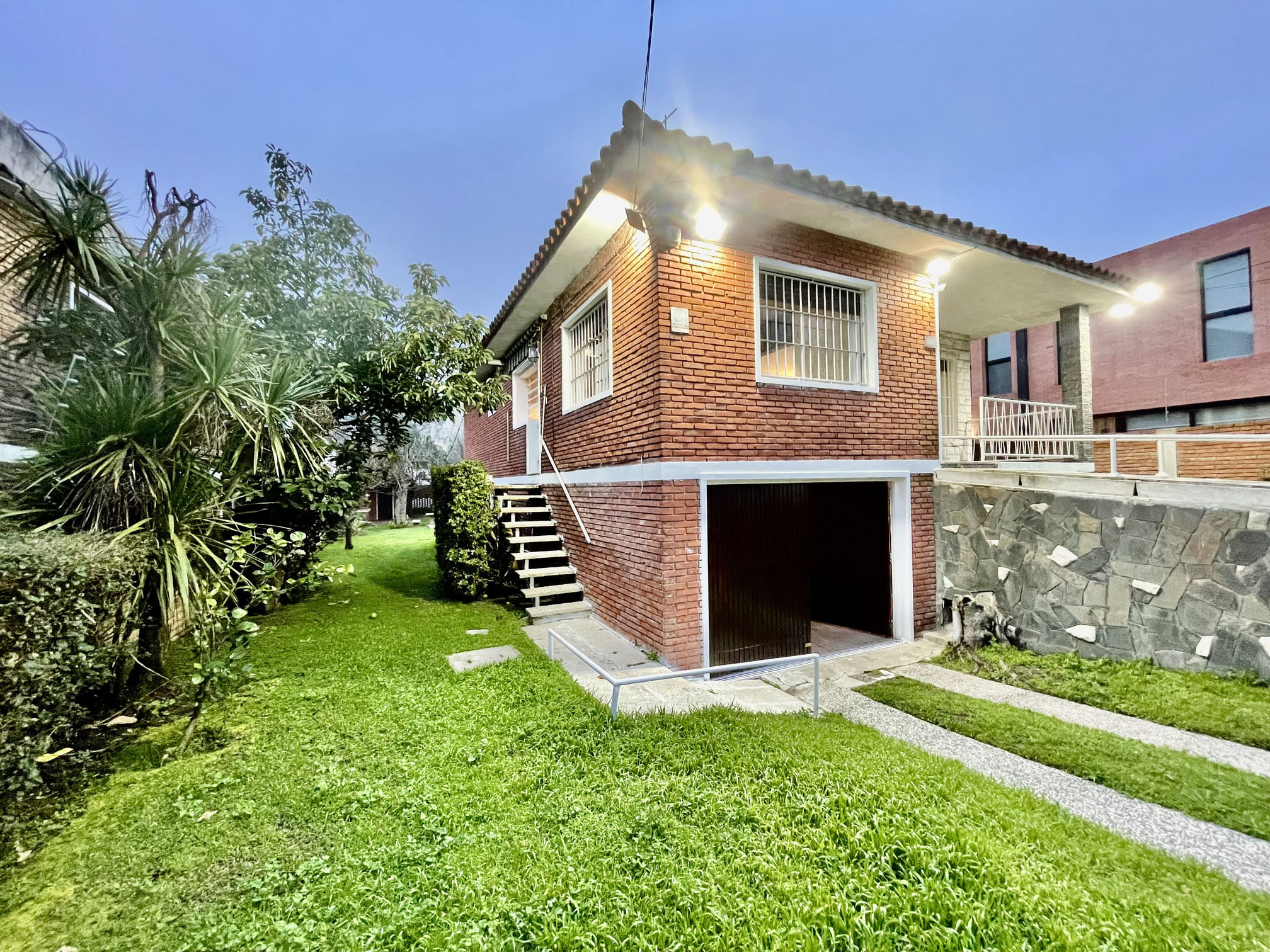 Casa de 3 Dormitorios en Carrasco Norte | Piscina, Jardín y Parrillero