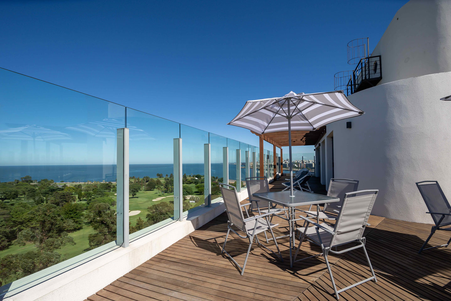 Golf-6 Alquiler de apartamento frente al Golf en Punta Carretas | 2 dormitorios, amoblado con vistas al río