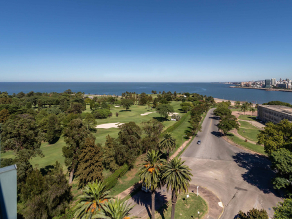 Alquiler de apartamento frente al Golf en Punta Carretas | 2 dormitorios, amoblado con vistas al río